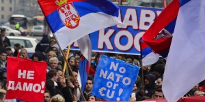 DEMOSTRANTI SA ZASTAVAMA