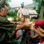 mladic-deli-namirnice-u-srebrenici1