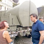 Bratislav-Gasic-s-gradjanima-Uzica-pored-vojnih-cisterni-za-vodu,-snimio-S