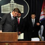 aleksandar-vucic-sinisa-mali-pokazuje-1