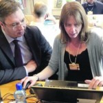 vucic sa nekom zenom na lap topu