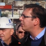 Vucic gleda novinarku